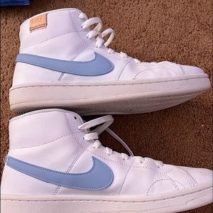 nike shoes with blue stripe